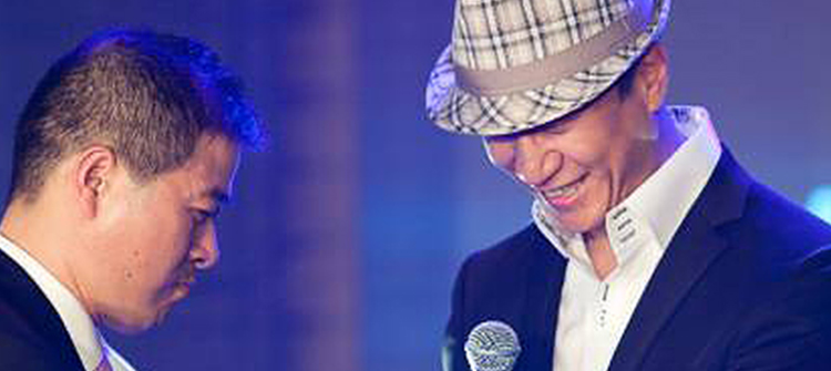 10月19日，孫紅雷出席杭州百貨大樓“雷諾·騎士之盾新品簽售會”。